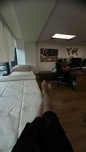 Светлый бежевый матрасик, подушки и валик на подоконник на окно для зоны отдыха в офисе. Отзыв клиента Гливер, рейтинг 5 звезд. 